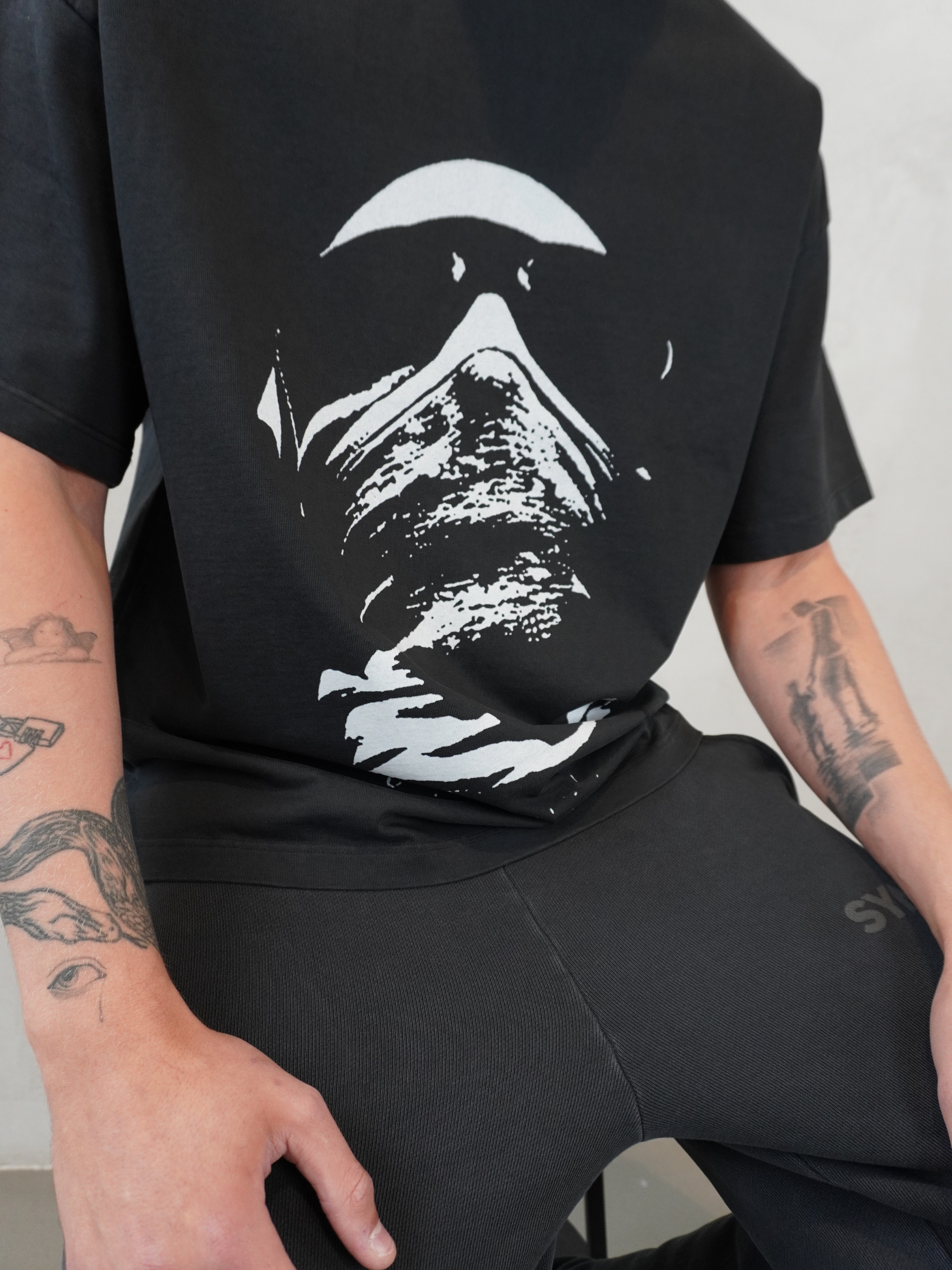 MASKED FACE T-SHIRT - WASHED GREY